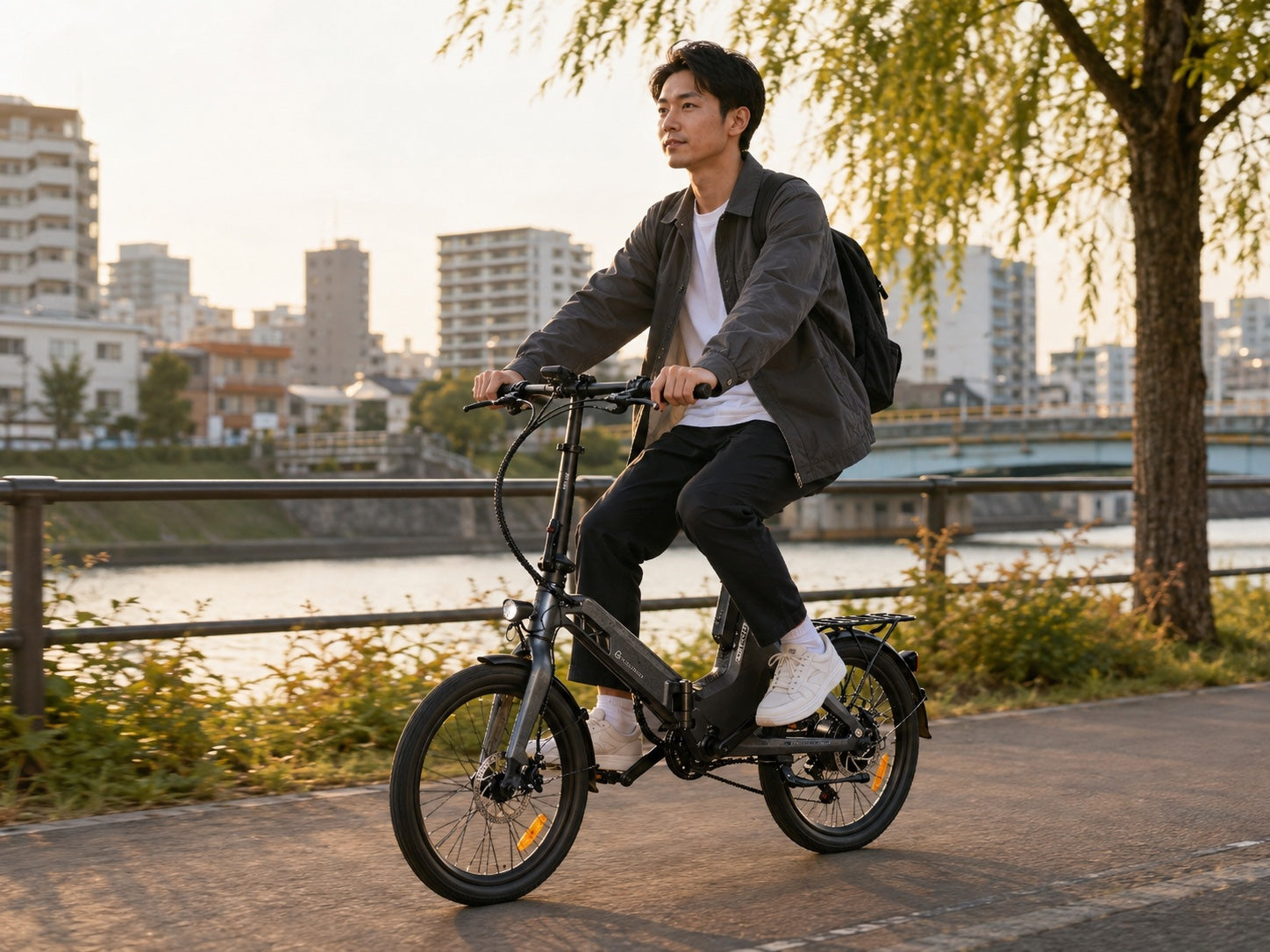 夕暮れの都市で電動自転車に乗るライダー