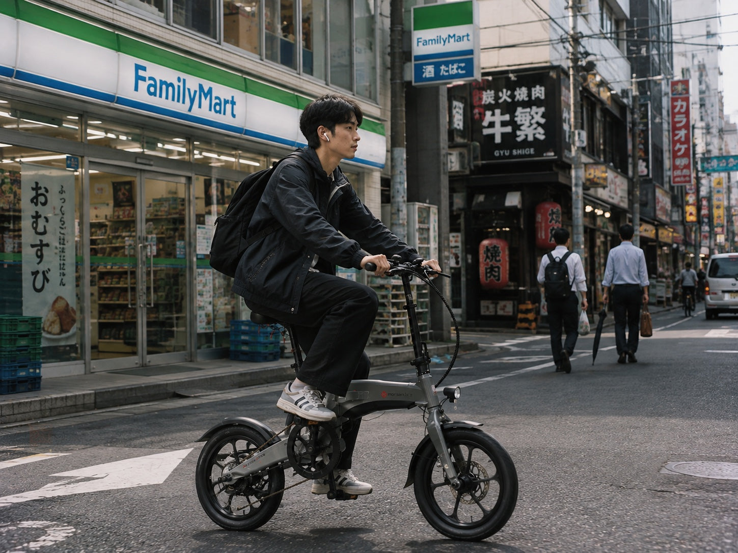 Light-P2で都心を通勤する男性